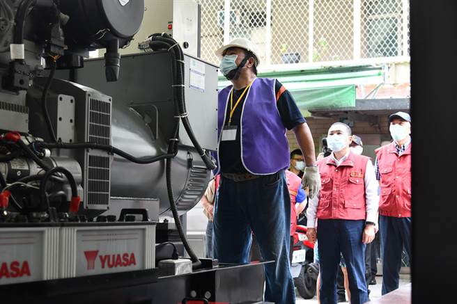 新北市長侯友宜今（23日）上午到永和視察疫苗接種及抽水站防颱整備。（新聞局提供）