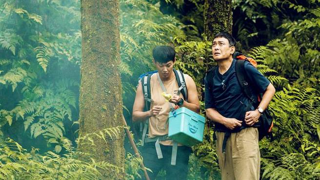 王识贤剧中找廖威廉上山採菇。