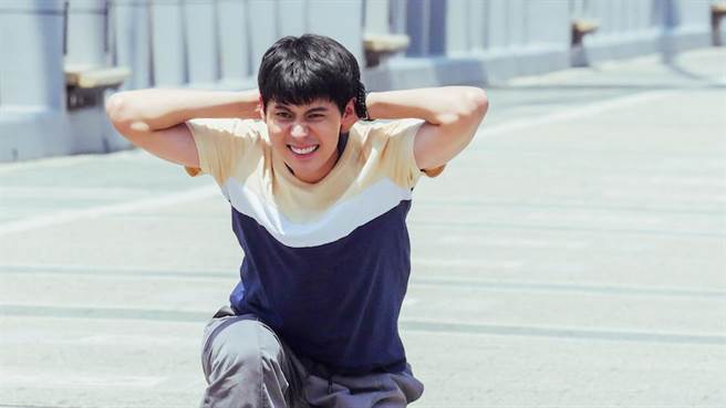 李玉玺小时曾因打球造成左手骨断掉。