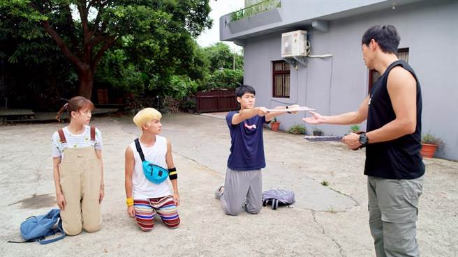 项婕如（左起）、林晖闵、李玉玺剧中向廖威廉行大礼。