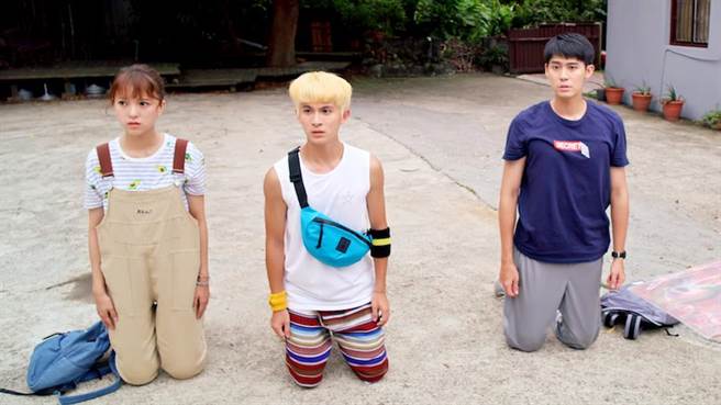 项婕如（左起）、林晖闵、李玉玺为这场戏跪到膝盖瘀青。