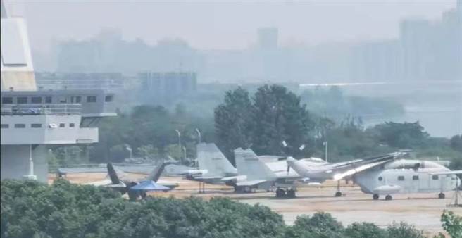 武汉航母楼上出现了FC-31舰载机原型（照片左下方）。（网路）