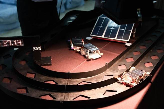 阿莲国中与桃源、大树两所国中教师，进行太阳能车远距协同教学，除了模型车制作的课程，也提供各校模拟跑道测试。(主办单位提供／李侑珊台北传真)