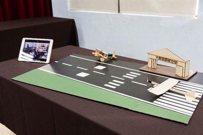 石冈国小进行「手掷迴旋飞机」远距教学，利用数位萤幕让两校的学生能同时上课，彼此能看的到对方上课的情形。(主办单位提供／李侑珊台北传真)