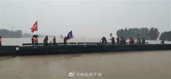 河南新乡市卫辉市连夜架起动力舟桥安全转移近百人。（中国青年报）