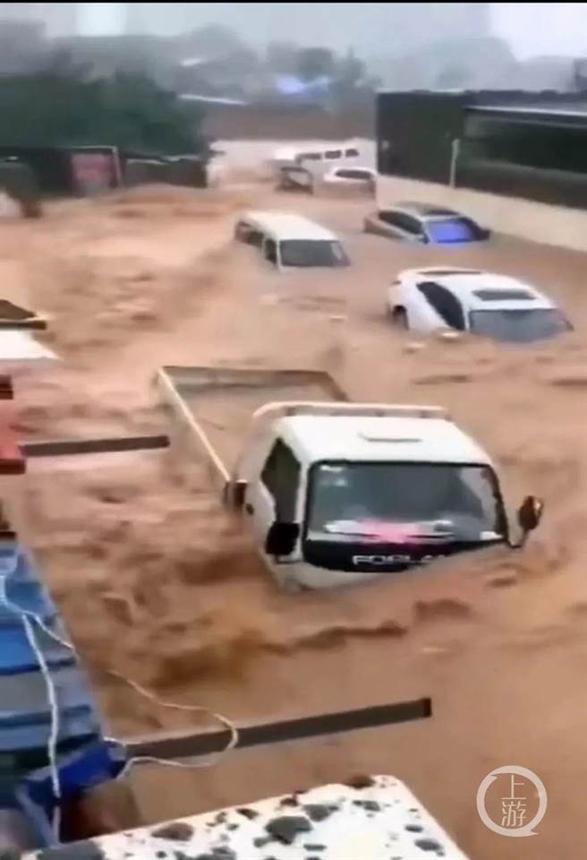 7月21日晚间到22日上午，河南新乡市辉县强降雨，县城经歷了5次洪峰，很多车辆被大水冲走。（上游新闻／民眾提供）