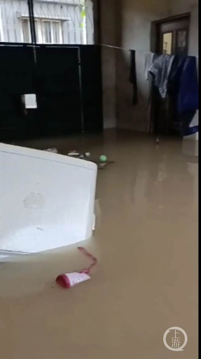 新乡辉县南南小营村，村民家中水位高达1米以上。（上游新闻／民眾提供）