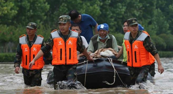 河南新鄉創雨量新高，大陸國家防總工作組赴前線防汛救災。（新華社）