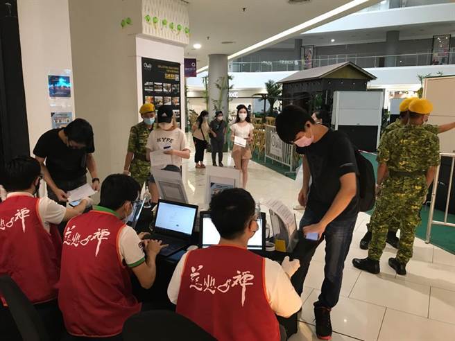 馬來西亞師兄姐愛心串聯，在吉隆坡Quill City Mall舉辦疫苗接種活動。（靈鷲山馬來西亞佛學會提供）