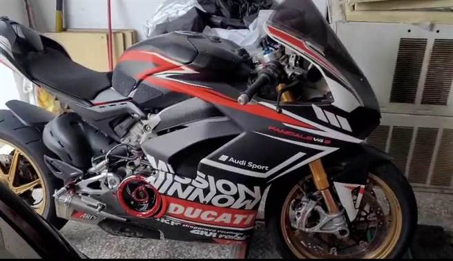 陈姓男子日前义大利「杜卡迪」重机，在台74线飙破时速300公里。（台中市警五分局提供／张妍溱台中传真）