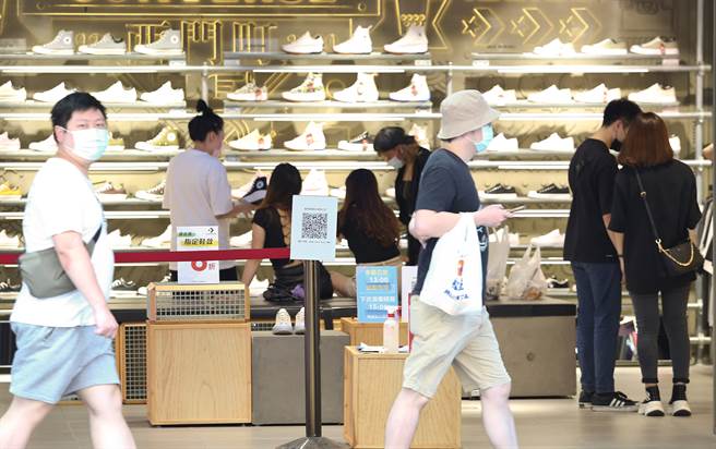 727降为二级后，许多网友都担心，之后确诊人数恐会再大爆发。(图/本报资料照/陈俊吉摄)