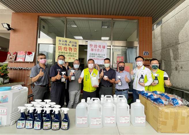 捐贈儀式在北屯區北屯路消防局第八救災救護大隊北屯分隊前舉行。（讀者提供／張妍溱台中傳真）