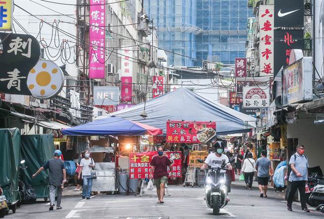 行政院宣布7月27日全国降至二级警戒，有网友认为不管警戒降到几级，都还是要戴好口罩，才能保护自己。(图/本报系资料照/粘耿豪摄)