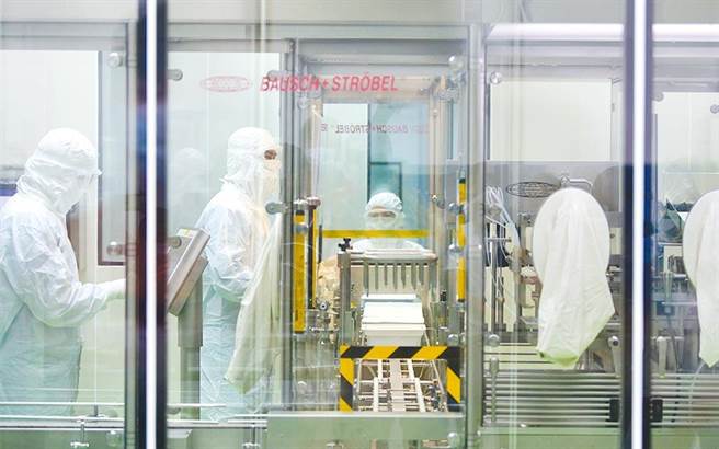 图为高端疫苗生物制剂公司内部。（行政院提供）