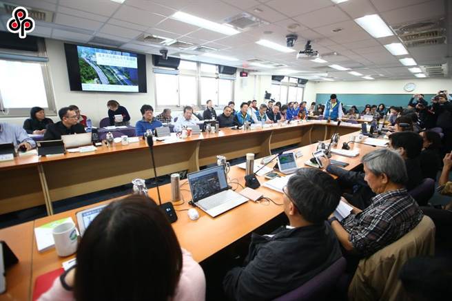 中央流行疫情指揮中心5月中旬時將全國升為三級警戒，要求不得群聚，使環保署的環評初審、大會等都無法以實體召開，只能改採線上會議。（報系資料照）