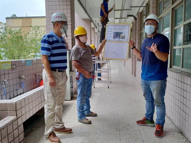 大甲文昌国小进行电力设备改善，市议员施志昌前往现场会勘工程进度。（陈淑娥摄）