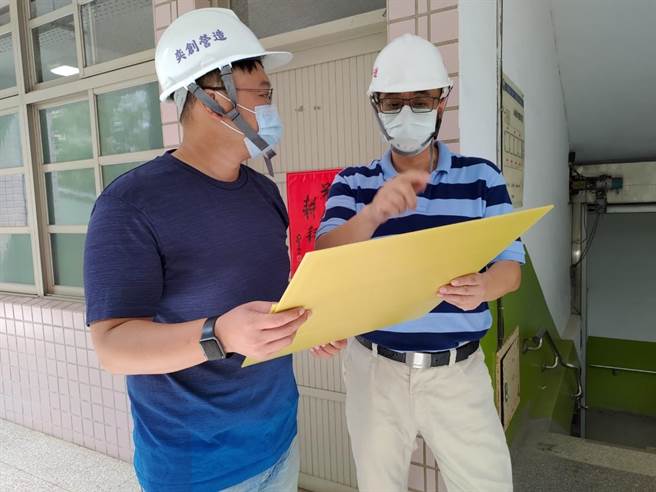 大甲文昌国小进行电力设备改善，市议员施志昌前往现场会勘工程进度。（陈淑娥摄）