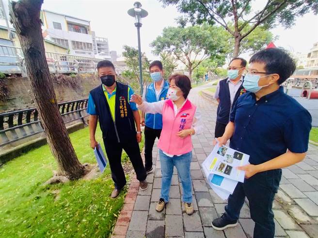 后里「墩西休憩绿地」及「四村路休憩绿地」用地将串连，形塑城市小花园，立委杨琼璎前往会勘。（陈淑娥摄）