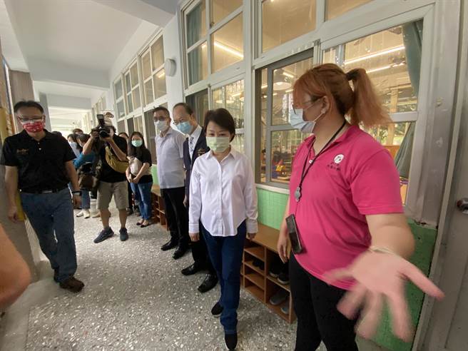 台中市长卢秀燕前往安和非营利幼儿园视察，督促幼儿园做好量体温、喷酒精、戴口罩、中餐及点心时间需设置隔板及环境清消等防疫措施。（卢金足摄）