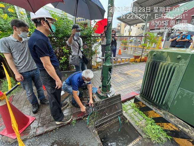 陈其迈市长责成市府秘书长杨明州召集工务局、水利局组成专案小组，针对全市电杆、水沟管线全面巡视盘查。（图：高雄市政府提供）