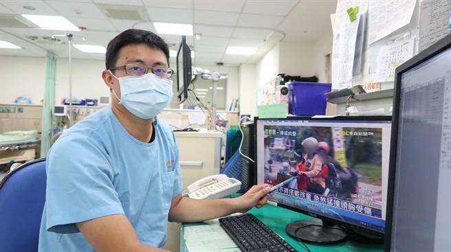 韩振宇医师呼吁，载着小孩骑车出门，不管是背前面，或是站在车前脚踏垫，其实都相当危险，孩童宛如人肉安全气囊，首当其衝，应避免错误载法。（台中医院提供／张妍溱台中传真）