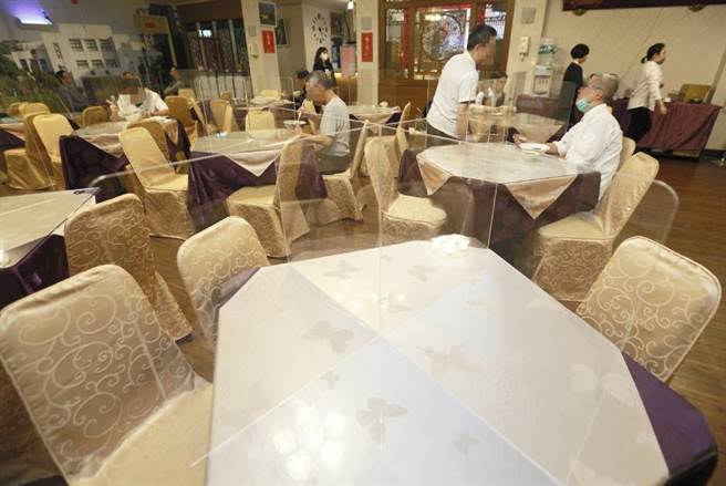 台大公卫学院副教授陈佳堃建议，餐饮业除了设置隔板之外，可打开大门，并在窗户上方加装排风扇，彻底管控人数，做好防疫。(示意图/本报系资料照片 张铠乙摄)