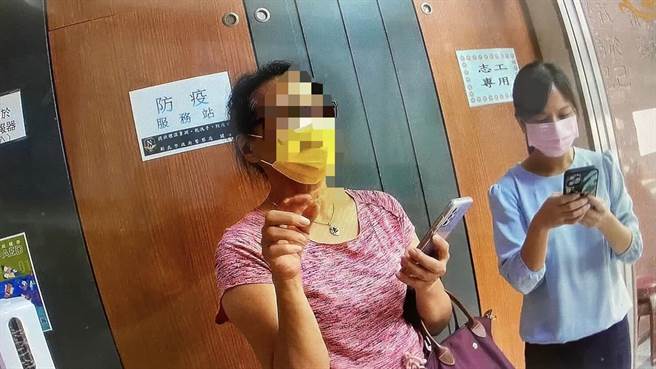 新北市中和警分局警员与银行行员联手，成功拦阻诈骗44万元。（中和警分局提供）