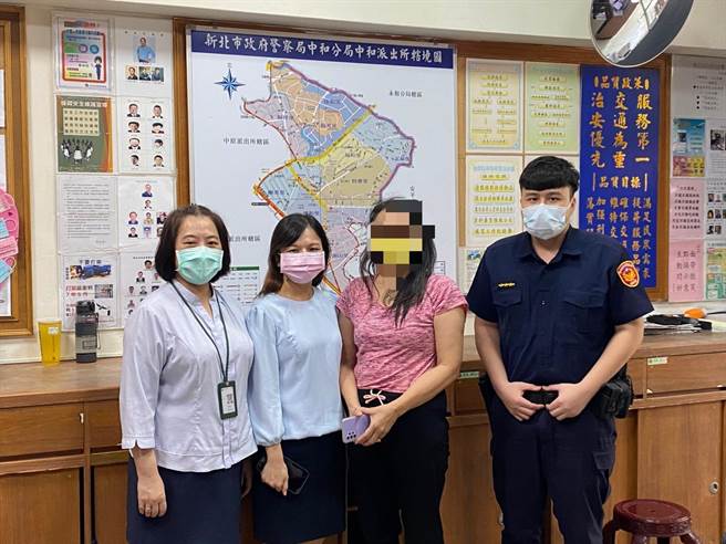 新北市中和警分局警员与银行行员联手，成功拦阻诈骗44万元。（中和警分局提供）