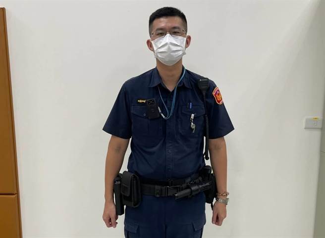 新北市新店警分局碧潭派出所警员黄俊玮协助走失女童与家人团聚。（新店警分局提供）