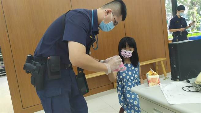 新北市新店警分局碧潭派出所警员黄俊玮协助走失女童与家人团聚。（新店警分局提供）