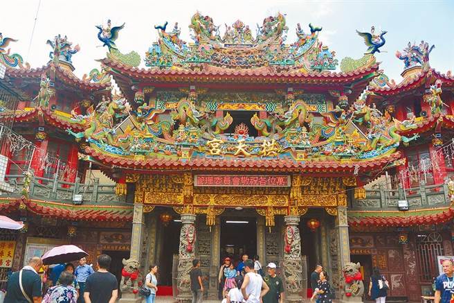 白沙屯拱天宫为知名信仰中心，27日起将局部开放。（本报资料照）