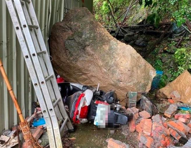 持續性豪雨易導致土石鬆脫，今（23日）新竹縣尖石鄉嘉樂村驚傳巨石砸民宅牆，幸好屋內一家三口均未因此受傷，暫時安置於村辦公室。（呂金龍提供）