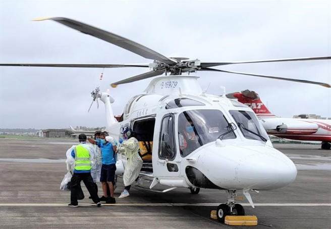 澎湖陸空接力後送病患高雄手術搶救斷指。（凌天航空提供）