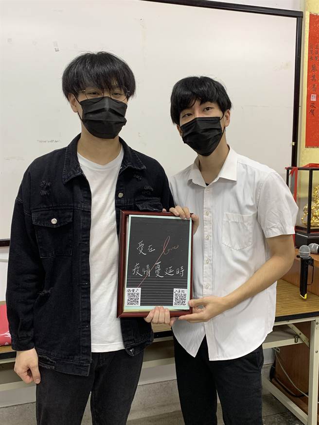 音乐团体「水瓶男子」创作歌曲《爱在疫情蔓延时》，盼传达疫情期间的心情，让爱持续下去。（林欣仪摄）