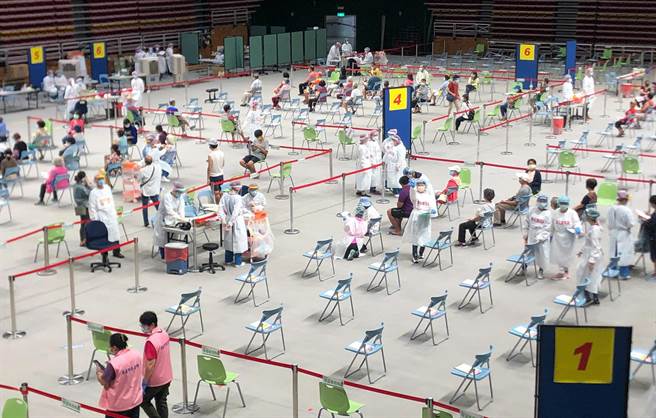 屏东县65岁以下民眾登记疫苗施打意愿偏低，屏县府急喊话，呼吁尽快上网登记意愿，提升疫苗覆盖率。（屏县府提供／林和生屏东传真）