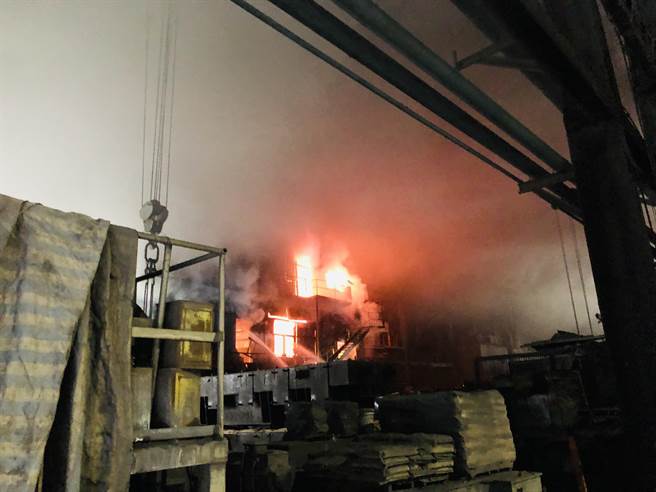 彰化县伸港乡工西二路的庆欣欣钢铁厂23日下午2时许发生火警。（民眾提供／吴敏菁彰化传真）