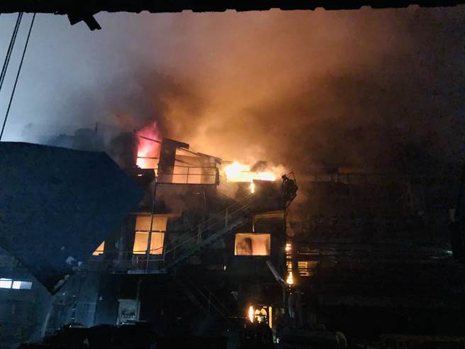彰化县伸港乡工西二路的庆欣欣钢铁厂23日下午2时许发生火警。（民眾提供／吴敏菁彰化传真）