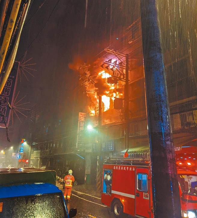 新北市板桥区南雅西路2段一栋公寓的计程车行宿舍，22日凌晨爆发火警。（民眾提供）