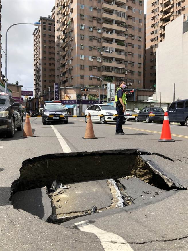 台南市永康區中華二路、勝學路口今天下午突然「破洞」塌陷，相關單位正趕往開挖釐清。(曹婷婷攝)