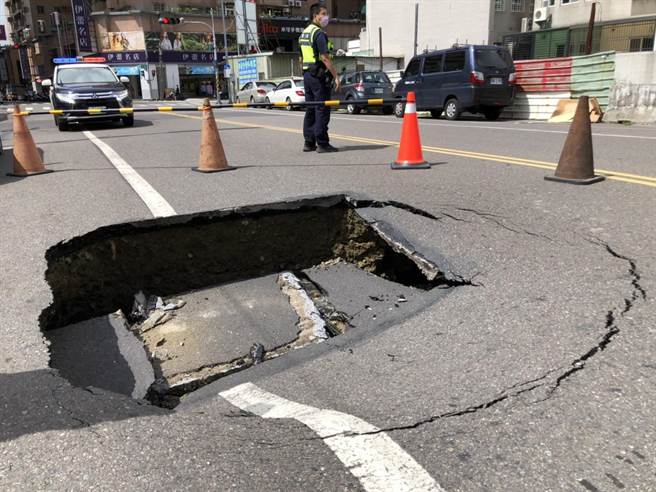 台南市永康區中華二路、勝學路口今天下午突然「破洞」塌陷，相關單位正趕往開挖釐清。(曹婷婷攝)