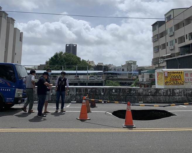 台南市永康區中華二路、勝學路口今天下午驚傳「破洞」塌陷。(曹婷婷攝)
