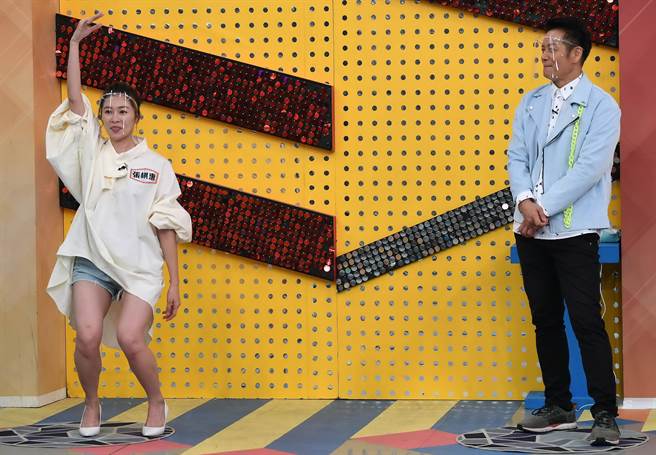 张棋惠猜题频卡关（左），主持人徐乃麟看不下去。（华视提供）