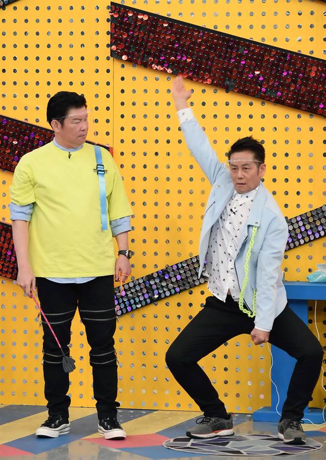 曾国城（左）、徐乃麟主持的《天才衝衝衝》本周推出新单元。（华视提供）