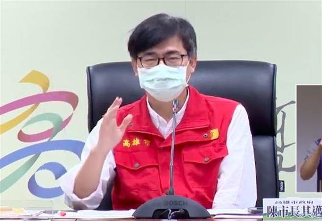 針對解封措施，高雄市長陳其邁23日僅強調，健身房將先適度開放部分器材，餐飲等民生管制措施複雜，仍需要時間研議，明天再宣布。（取自高雄一百Youtube頻道／袁庭堯高雄傳真）