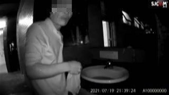 警方巡逻发现陈姓男子未戴口罩，上前劝导意外查出他竟是通缉犯。（翻摄照片／林郁平台北传真）