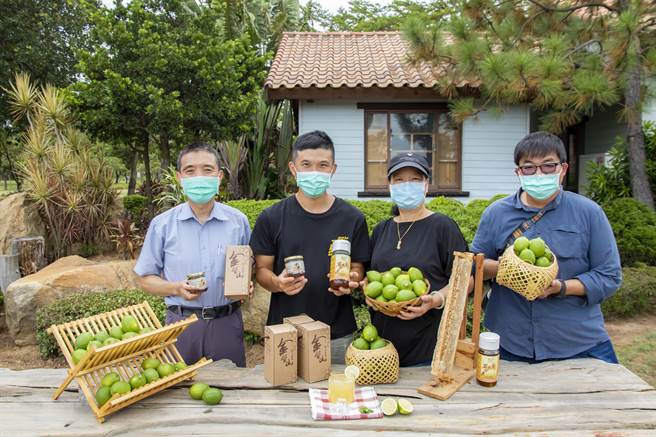 金门县农会总干事文水成（左一）、青年蜂农翁庆佑（左二）、县农会理事长许玉昭（右二）、县林务所长钟立伟（右一）为金门百花蜜和屏东九如柠檬等特色农产品站台。（金门县林务所提供）