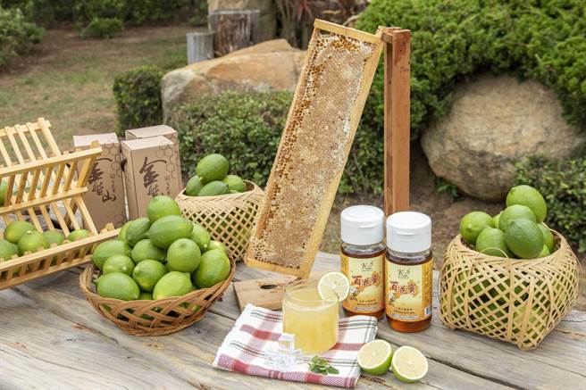 屏东九如乡柠檬与金门地产百花蜜，都是受欢迎的优质农产品。（金门县林务所提供）