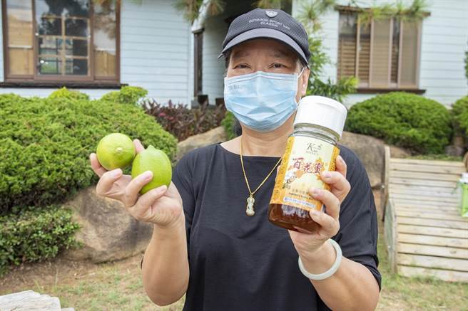 金门县农会理事长许玉昭推荐金门百花蜜和屏东九如柠檬好水果。（金门县林务所提供）
