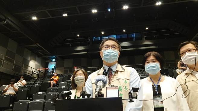 台南市长黄伟哲对于是否开放餐厅内用仍未松口，强调还要再想一想。(曹婷婷摄)