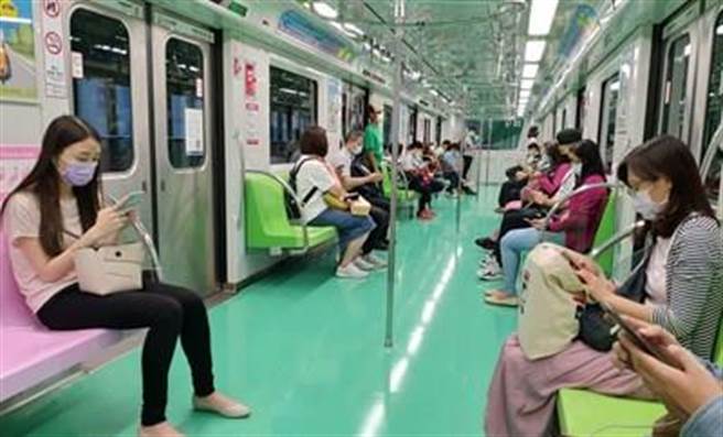 全台疫情警戒从7月27日起降至二级，台中捷运公司也宣布缩短班距为平日8分钟发车1班。（中捷公司提供／林欣仪台中传真）